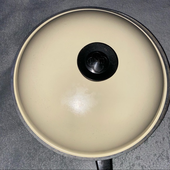 Vintage Club Aluminum skillet - Picture 3 of 9